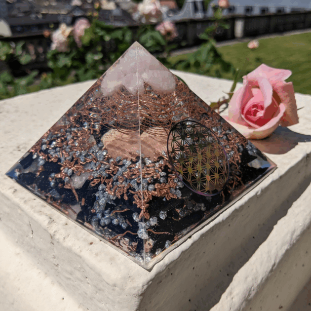 Orgonite Amon — Pyramide de Protection Inspirée du Dieu Créateur
